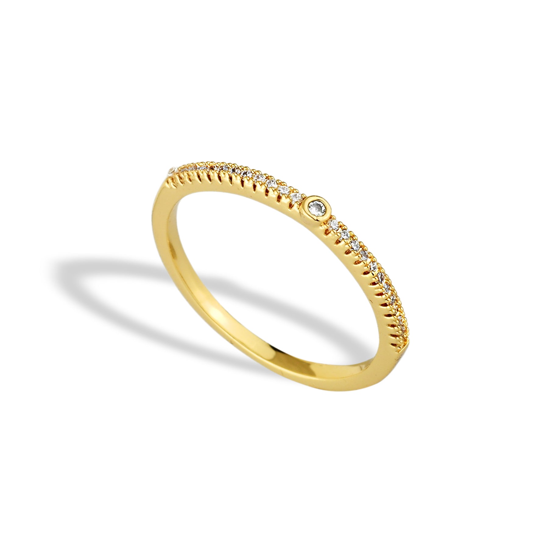 Anel Feminino Solitário Pequeno Cravejado com Zircônias Banhado em Ouro 18K