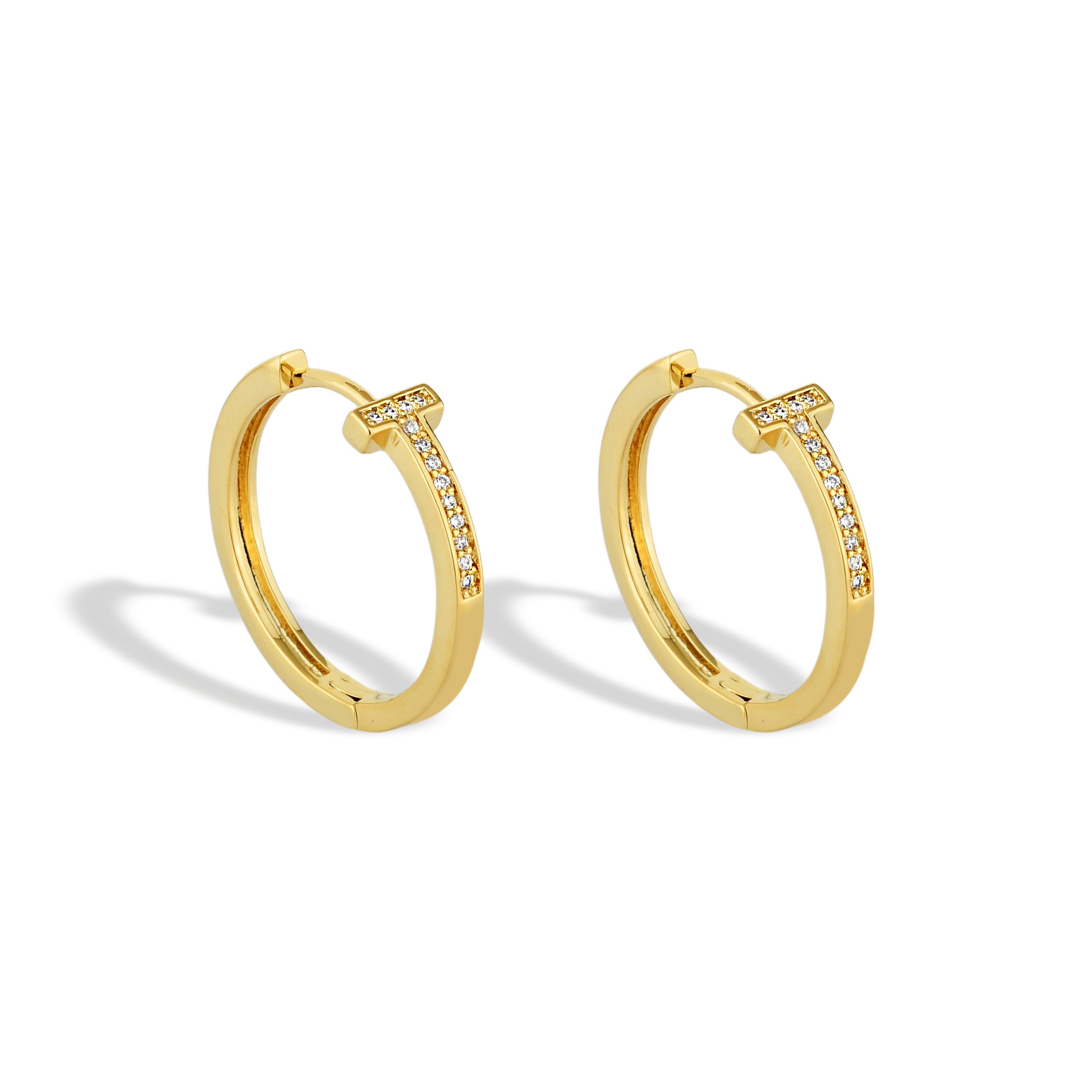 Brinco Feminino Argola Formato em T Cravejado com Zircônias Banhado em Ouro 18K