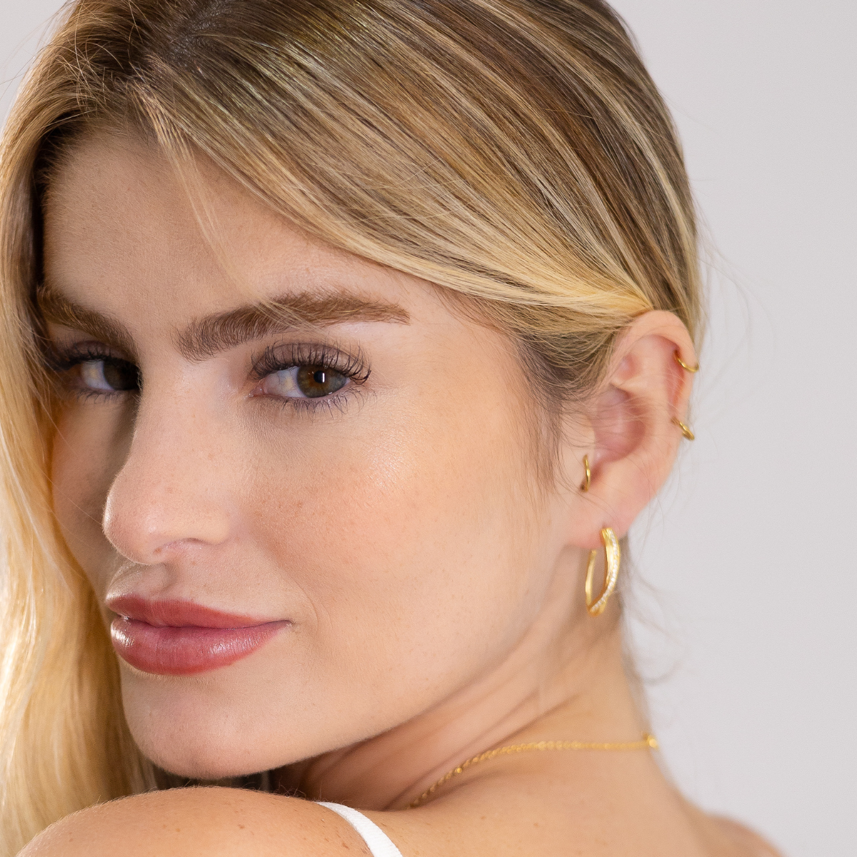 Brinco Feminino Elegance Cravejado com Zircônias Banhado em Ouro 18K