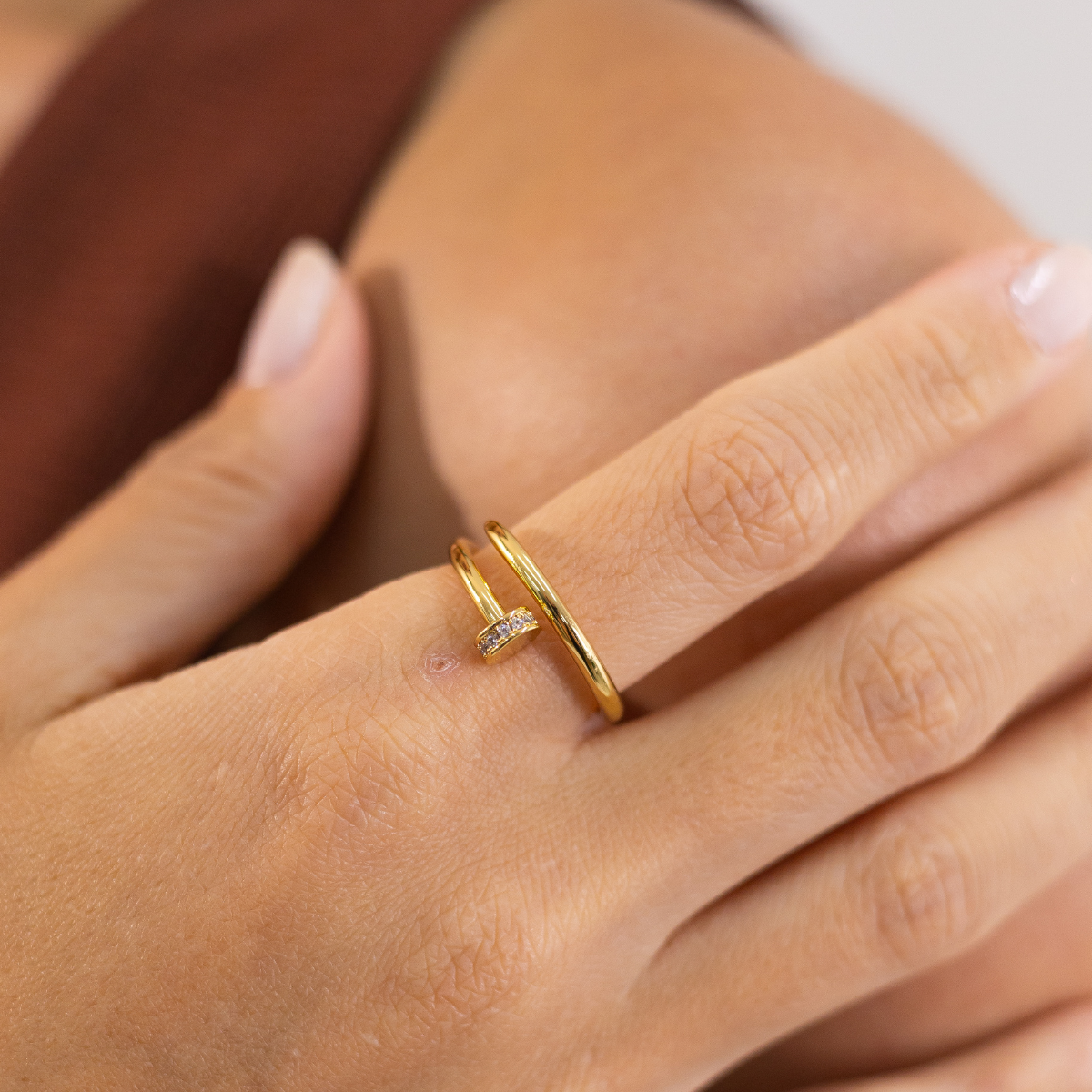 Anel Feminino Prego Cravejado com Zircônias Banhado em Ouro 18K