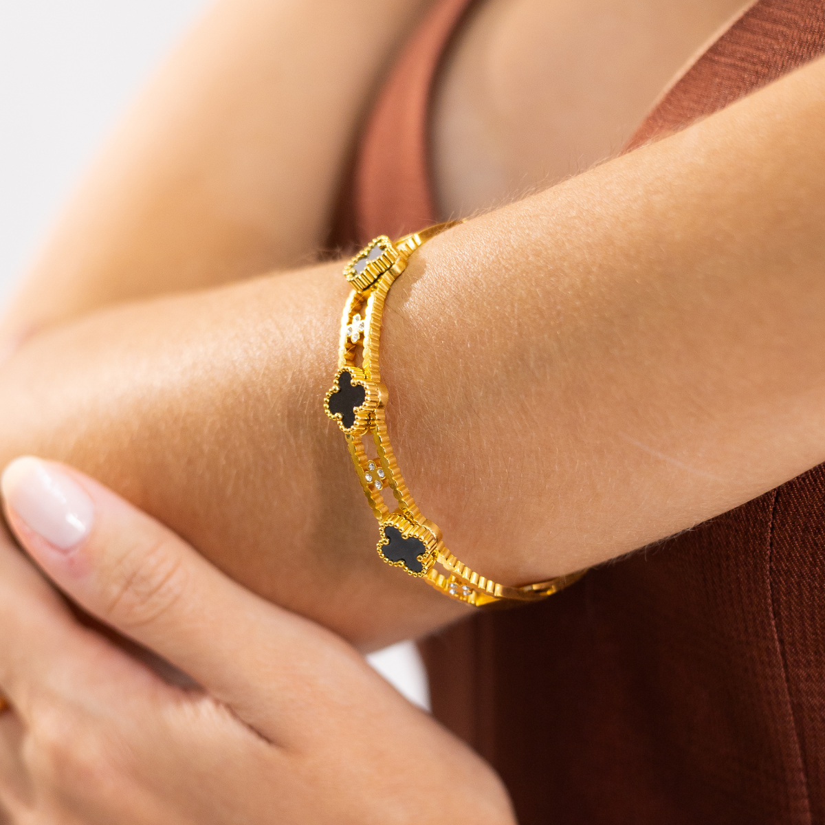 Bracelete Feminino Trevos Grandes Cravejado com Zircônias Banhado em Ouro 18K