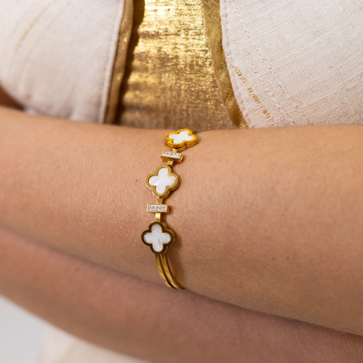 Bracelete Feminino Trevos Grandes em Fileiras Cravejado com Zircônias Banhado em Ouro 18K