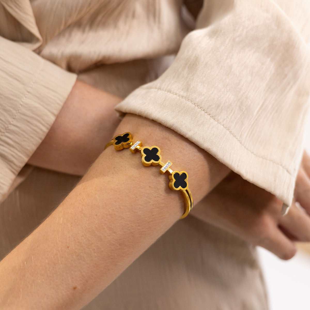 Bracelete Feminino Trevos Grandes em Fileiras Cravejado com Zircônias Banhado em Ouro 18K