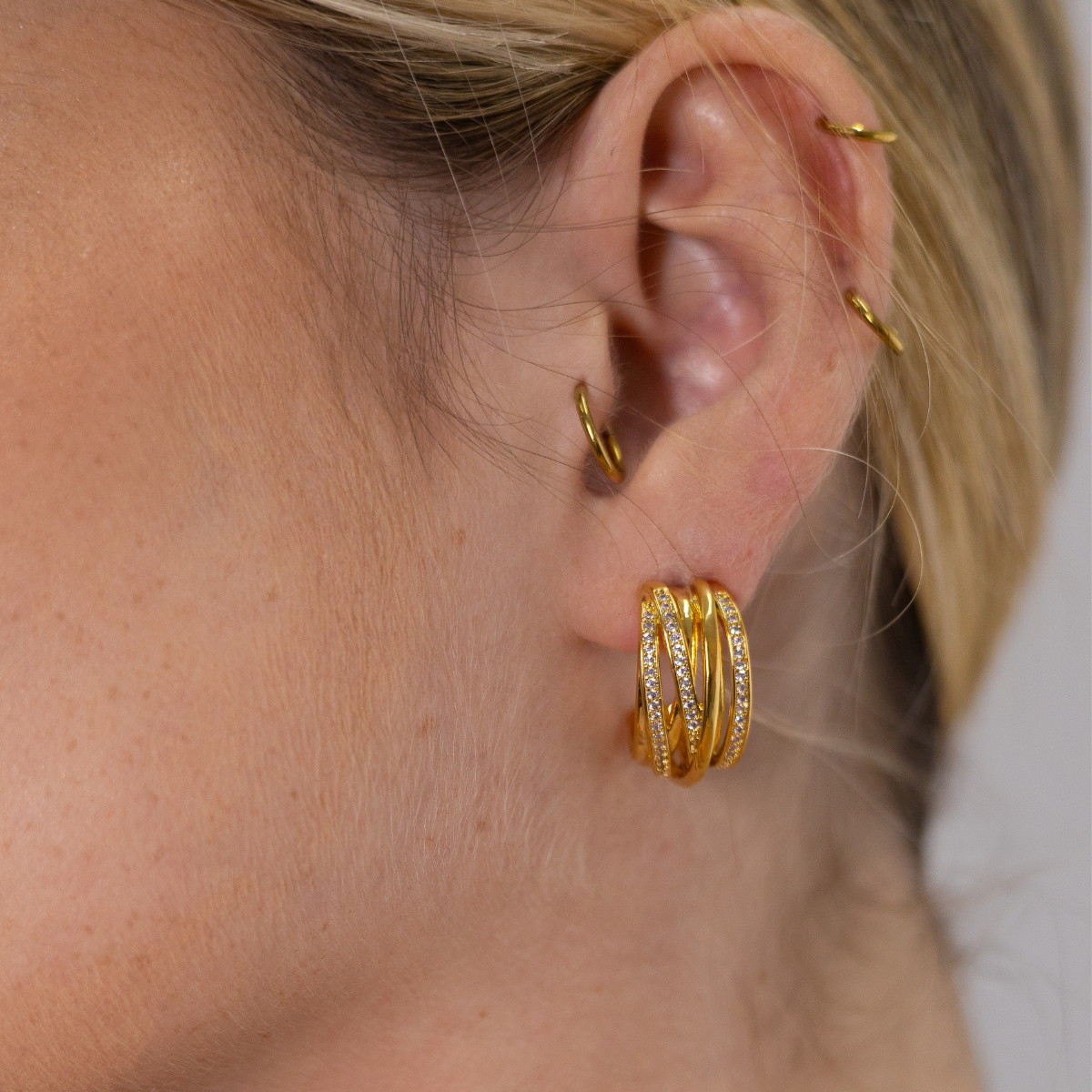 Brinco Feminino Trama Cravejado com Zircônias Banhado em Ouro 18K