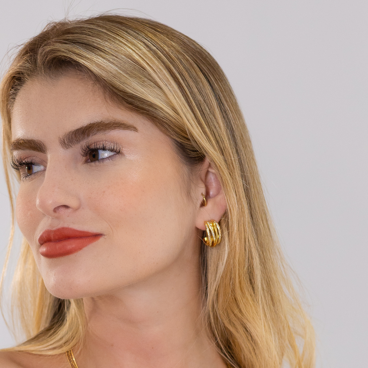 Brinco Feminino Trama Cravejado com Zircônias Banhado em Ouro 18K