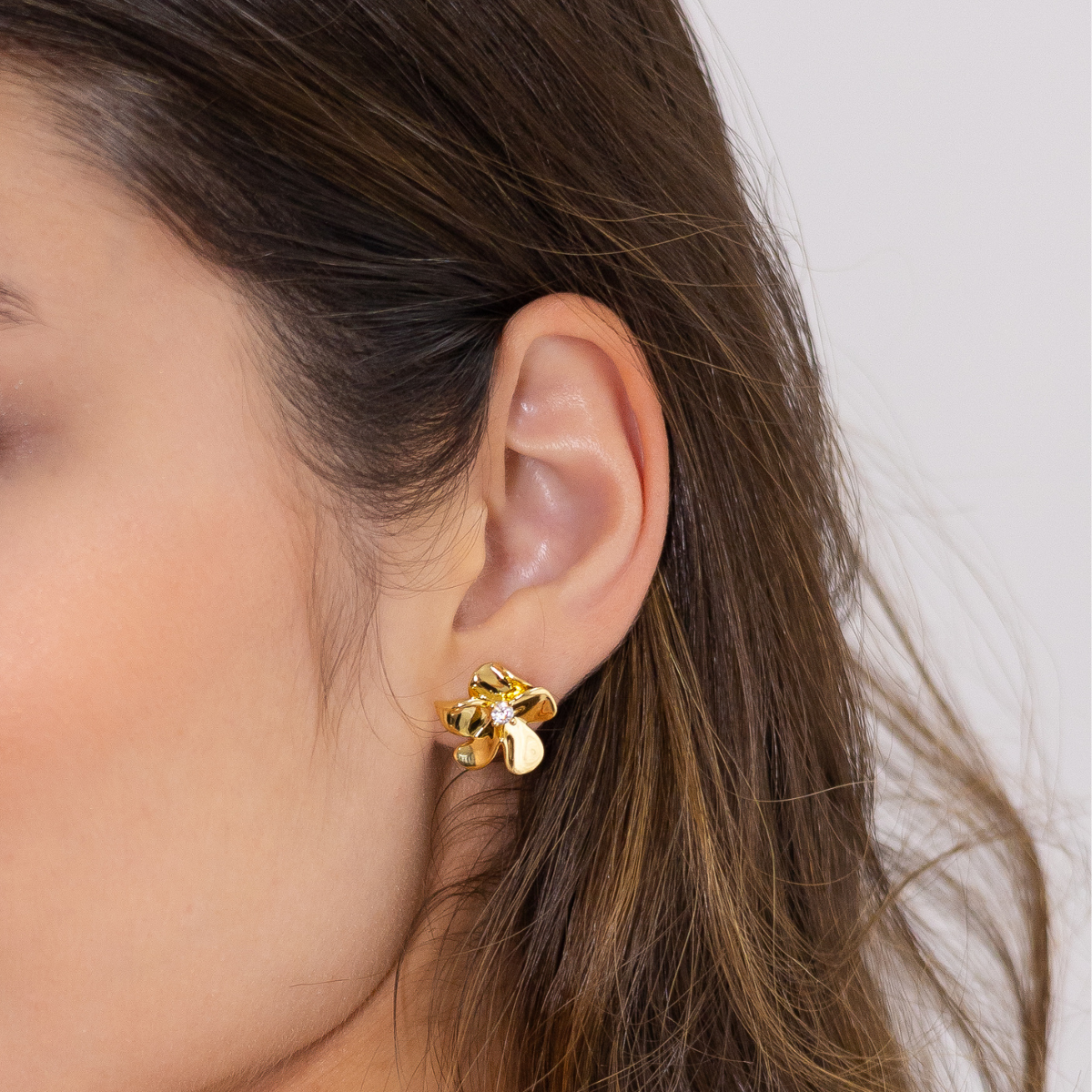 Brinco Feminino Flor Cravejado com Zircônia Banhado em Ouro 18K