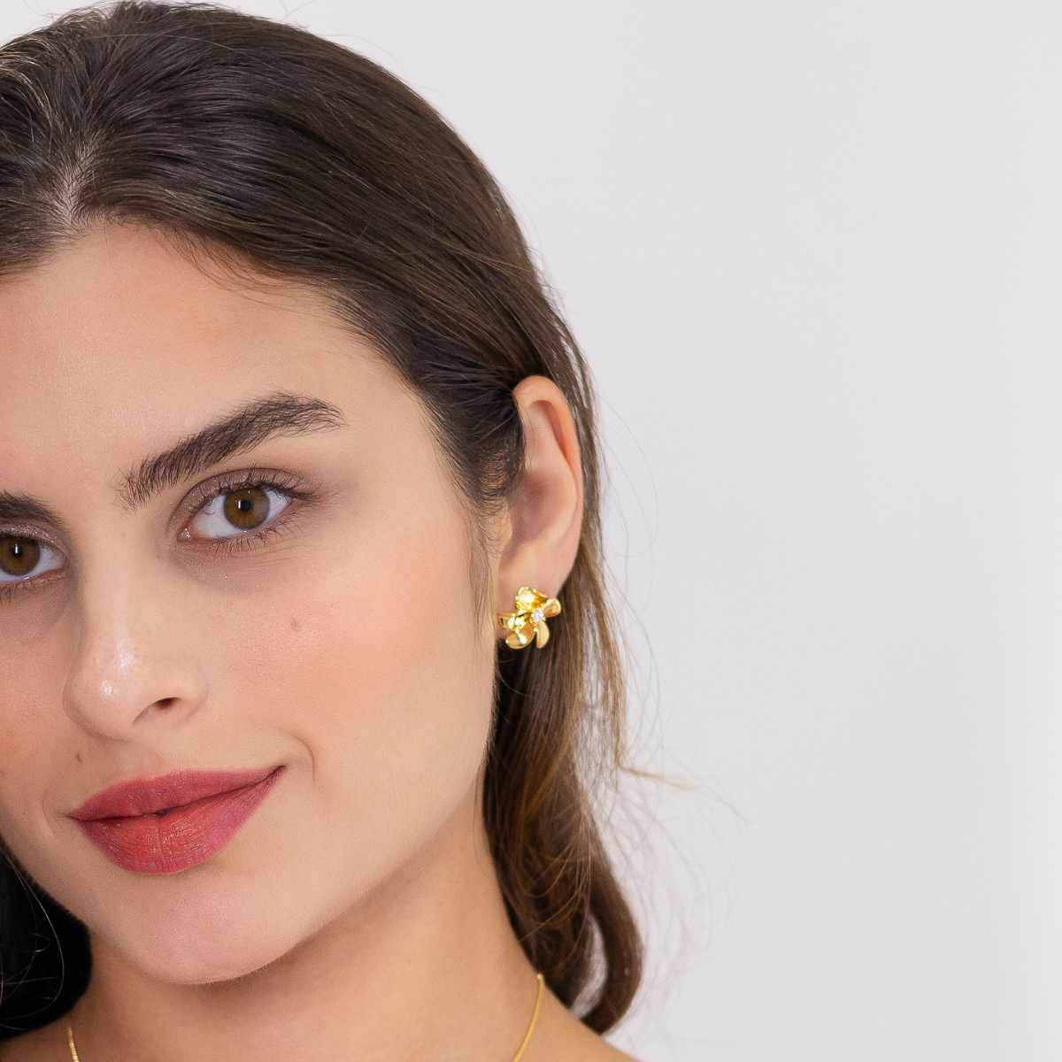 Brinco Feminino Flor Cravejado com Zircônia Banhado em Ouro 18K