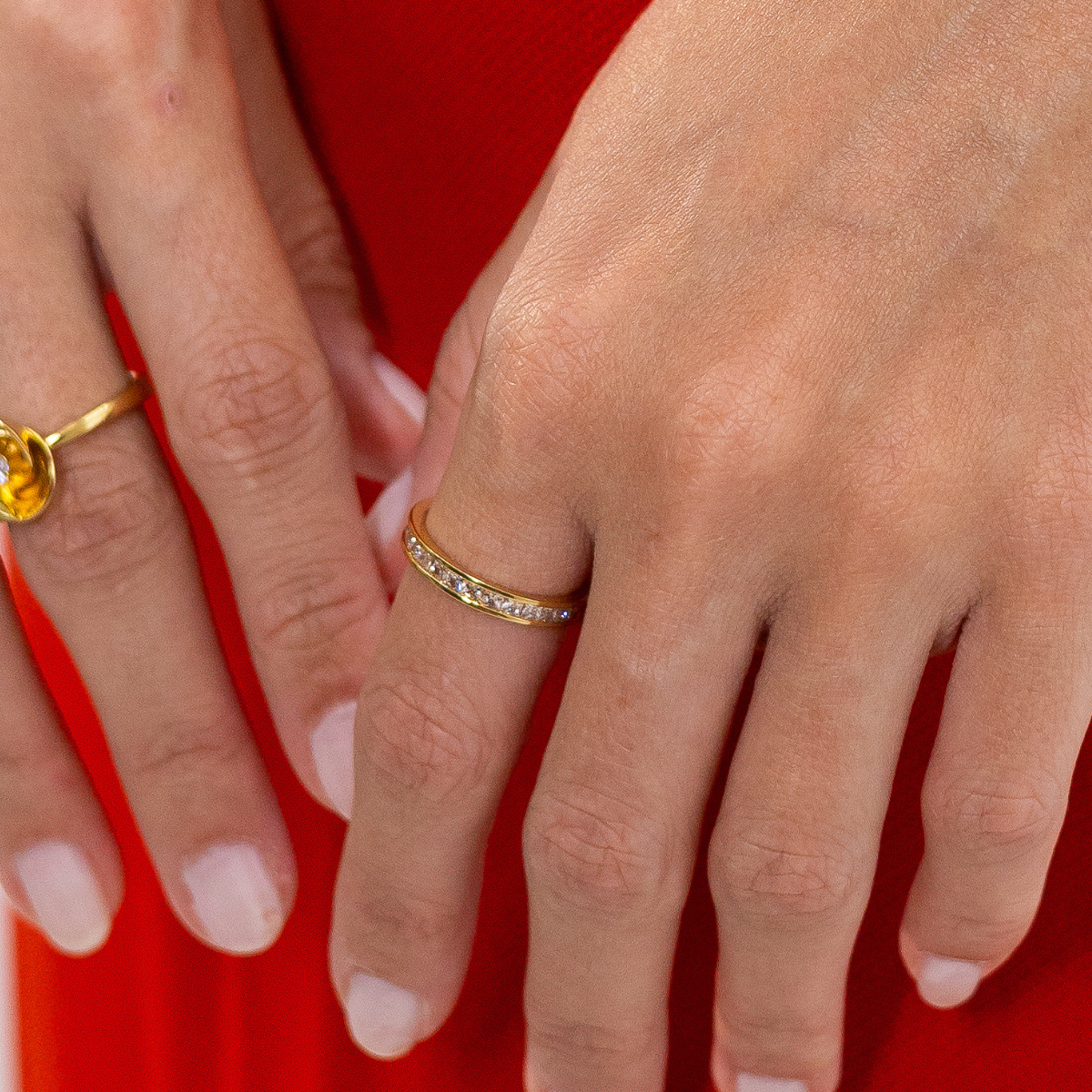 Anel Feminino Espelhado Cravejado com Zircônias Banhado em Ouro 18K