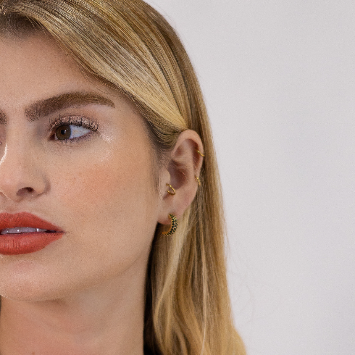 Brinco Feminino Argolas Meia-Lua Cravejada com Zircônias Pretas Banhado em Ouro 18K