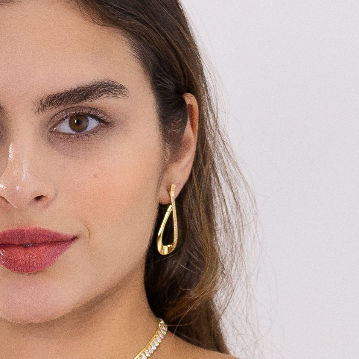 Brinco Feminino Curvas Cravejado com Zircônias Banhado em Ouro 18K