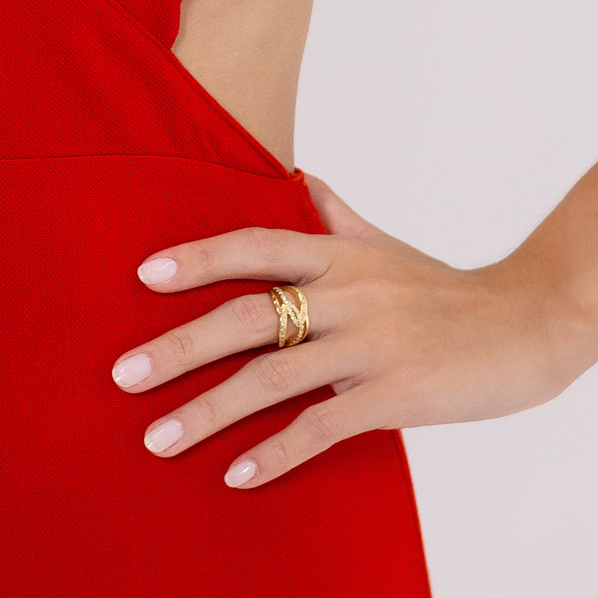 Anel Feminino Entrelaçado Cravejado com Zircônias Banhado em Ouro 18K