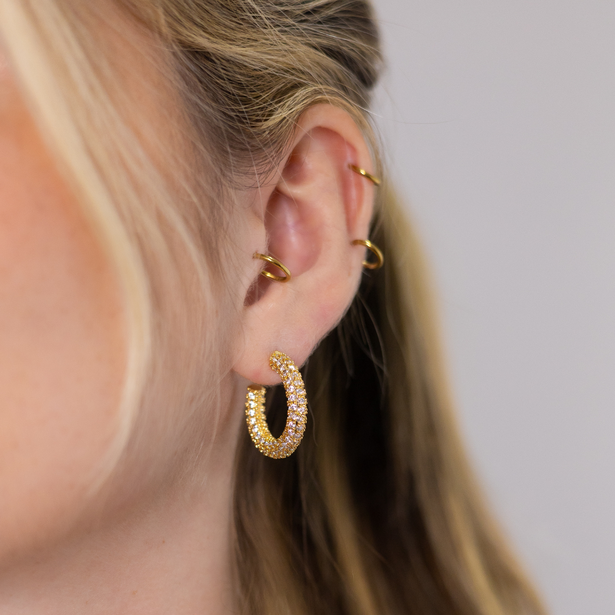 Brinco Feminino Argola Cravejado com Zircônias Banhado em Ouro 18K