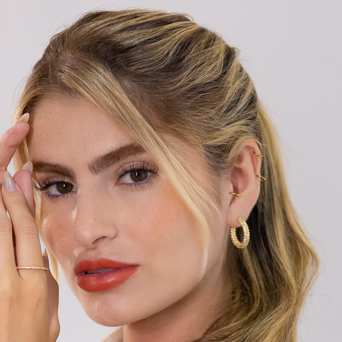 Brinco Feminino Argola Cravejado com Zircônias Banhado em Ouro 18K