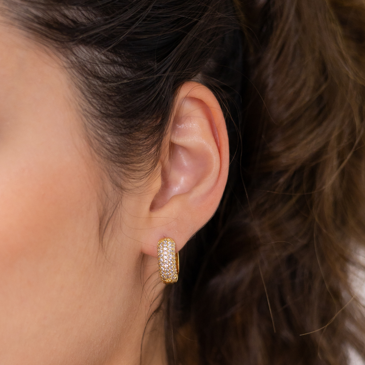 Brinco Feminino Argola Hoop Cravejado com Zircônias Banhado em Ouro 18K