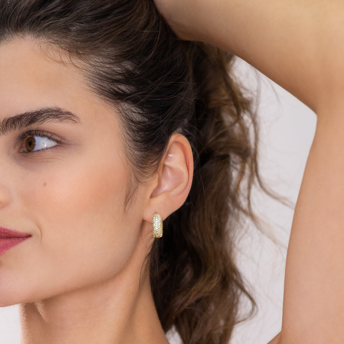 Brinco Feminino Argola Hoop Cravejado com Zircônias Banhado em Ouro 18K