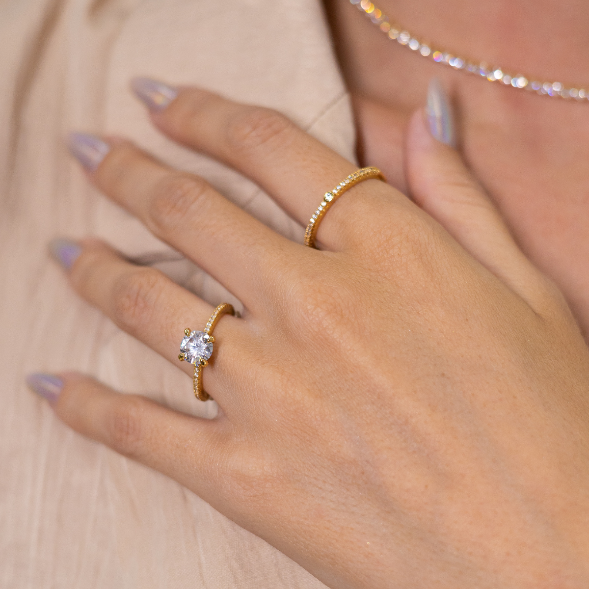 Anel Feminino Solitário Pequeno Cravejado com Zircônias Banhado em Ouro 18K
