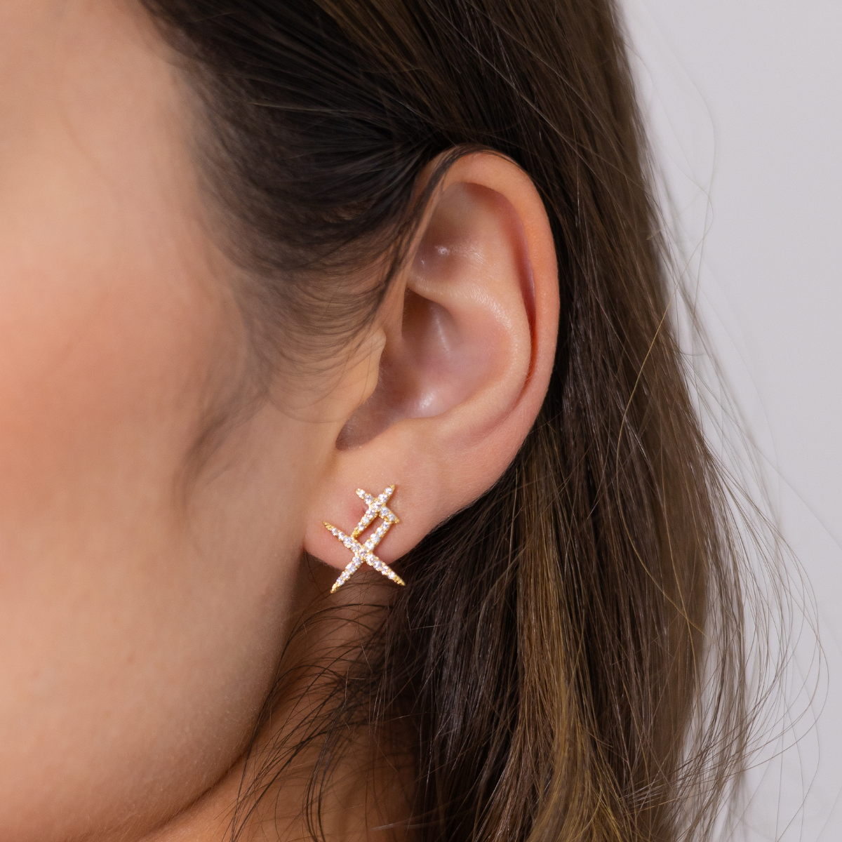 Brinco Feminino Cruz Dupla Cravejado com Zircônias Banhado em Ouro 18K