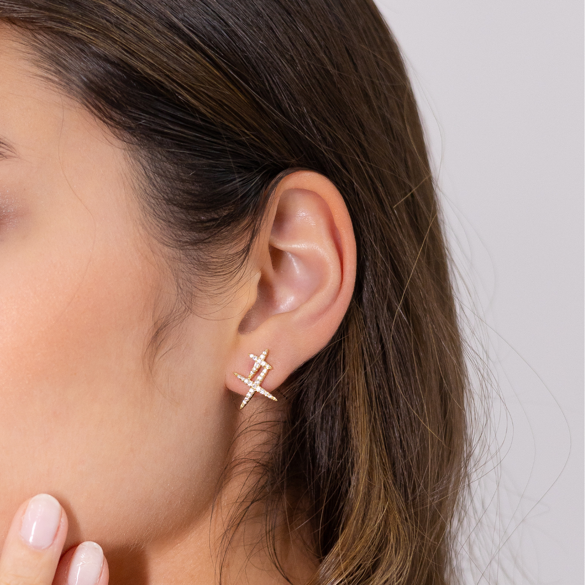 Brinco Feminino Cruz Dupla Cravejado com Zircônias Banhado em Ouro 18K