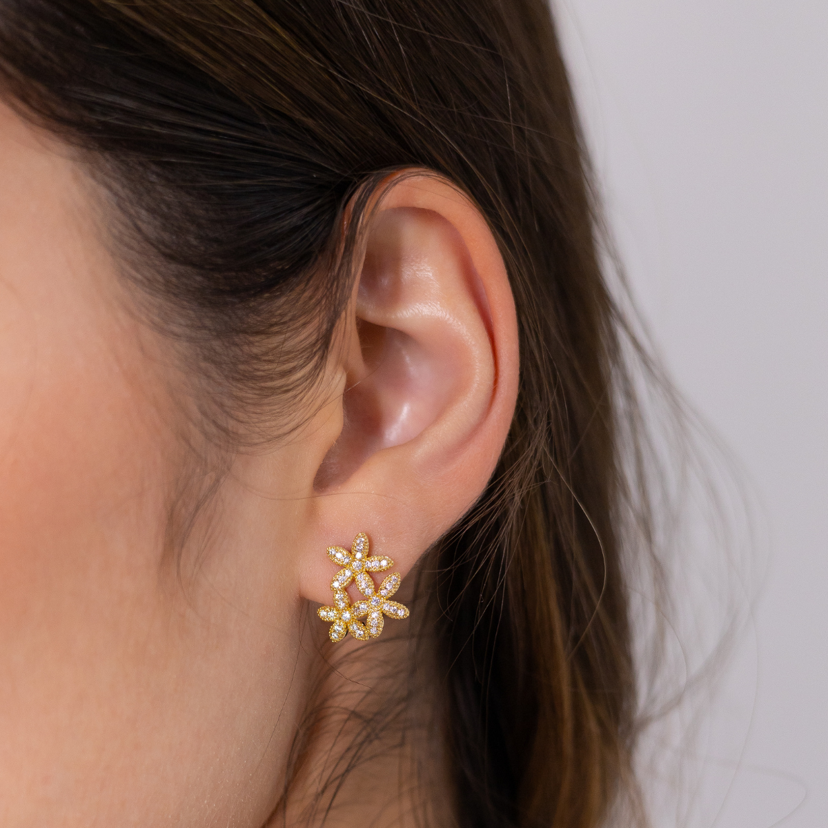 Brinco Feminino Flores Cravejado com Zircônias Banhado em Ouro 18K