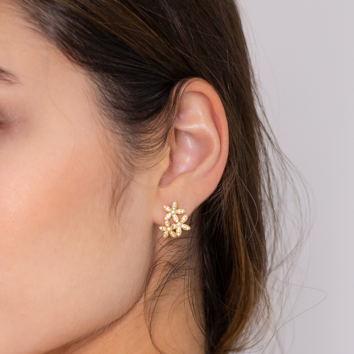 Brinco Feminino Flores Cravejado com Zircônias Banhado em Ouro 18K