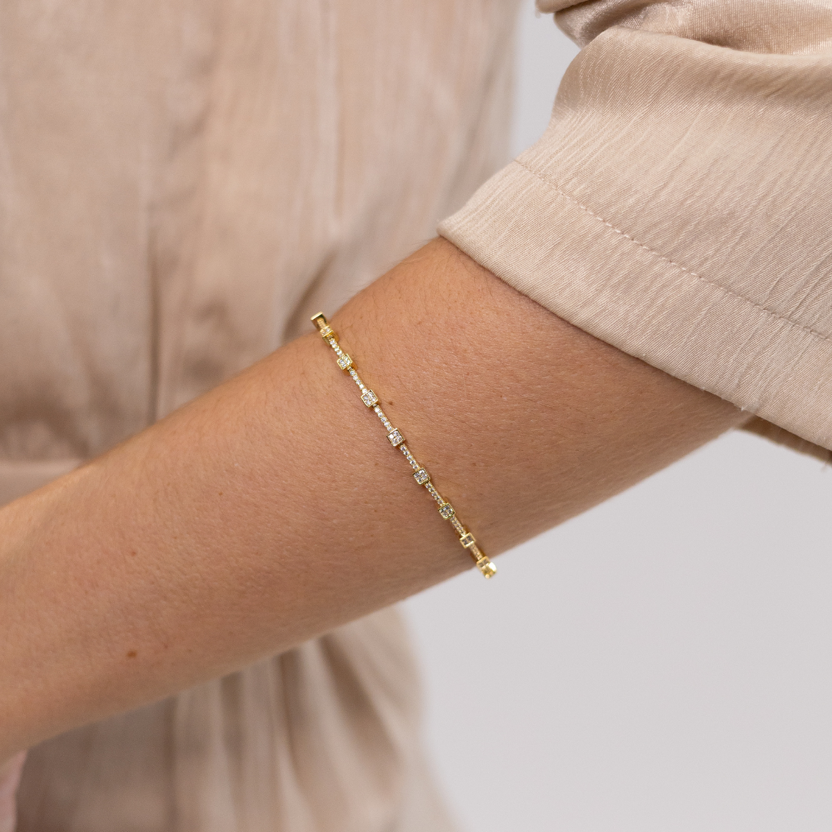 Pulseira Feminina Premium Geométrica Cravejada com Zircônias Banhado em Ouro 18K