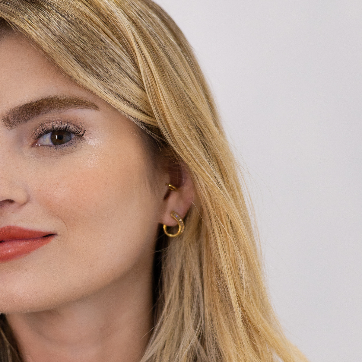 Brinco Feminino Espiral Cravejado com Zircônias Banhado em Ouro 18K