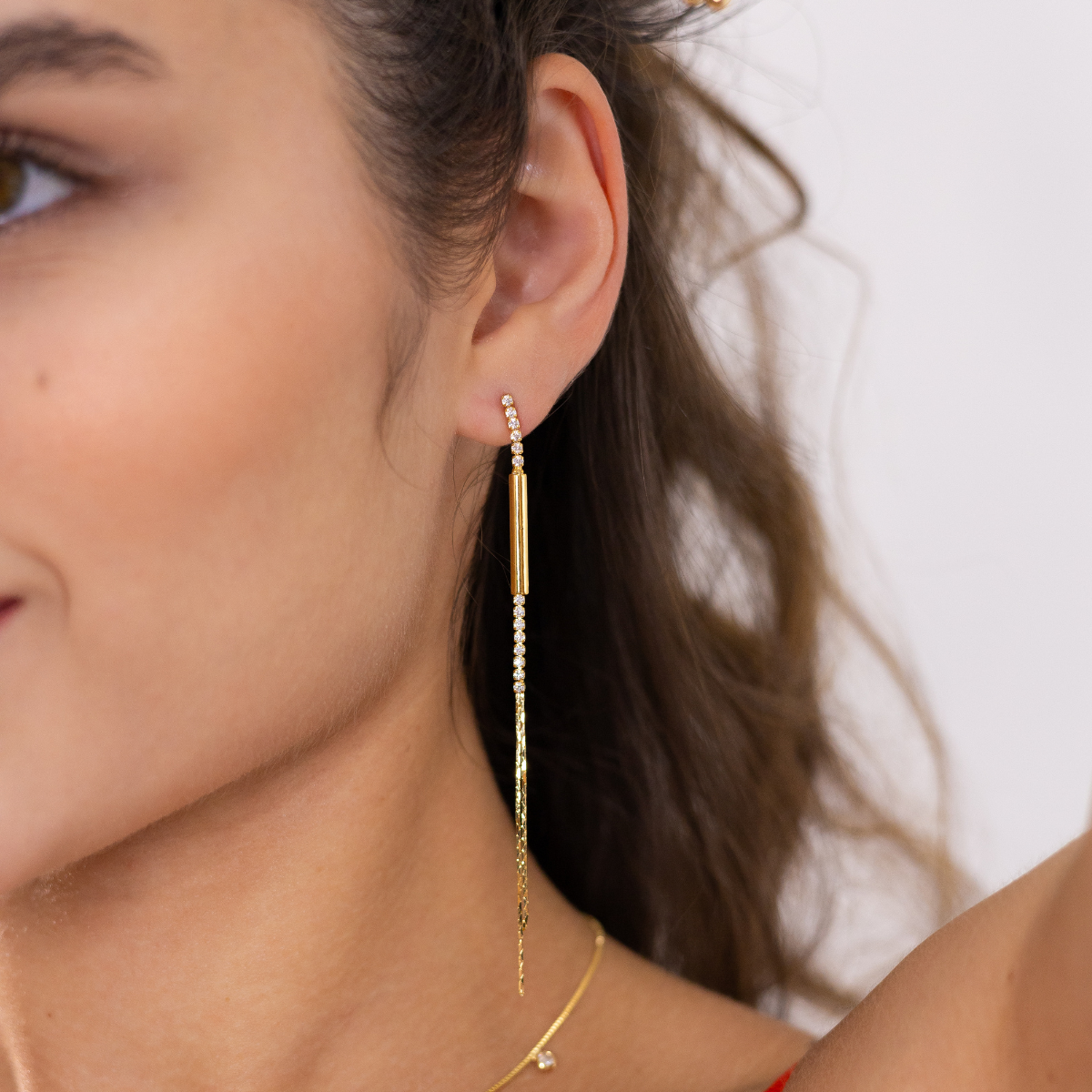 Brinco Feminino Longo Cravejado com Zircônias Banhado em Ouro 18K