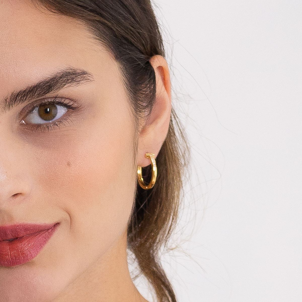 Brinco Feminino Argola Formato em T Cravejado com Zircônias Banhado em Ouro 18K