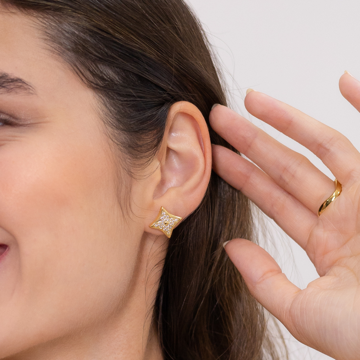 Brinco Feminino Estrela Cravejado com Zircônias Banhado em Ouro 18K