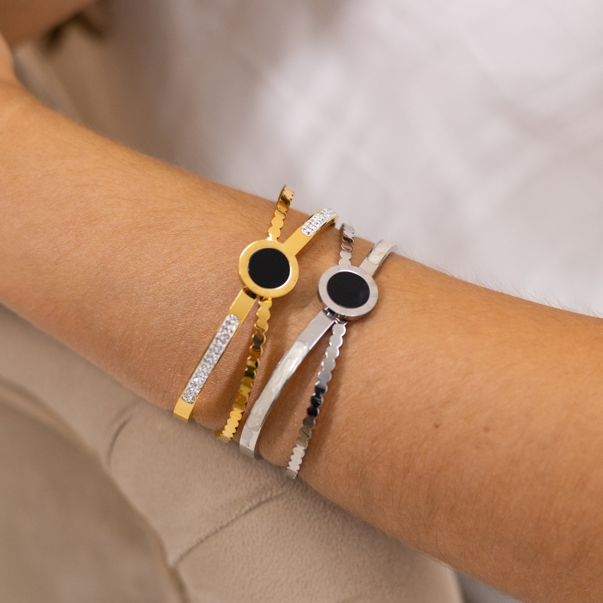 Bracelete Feminino Ônix Cravejado com Zircônias Banhado em Ouro 18K