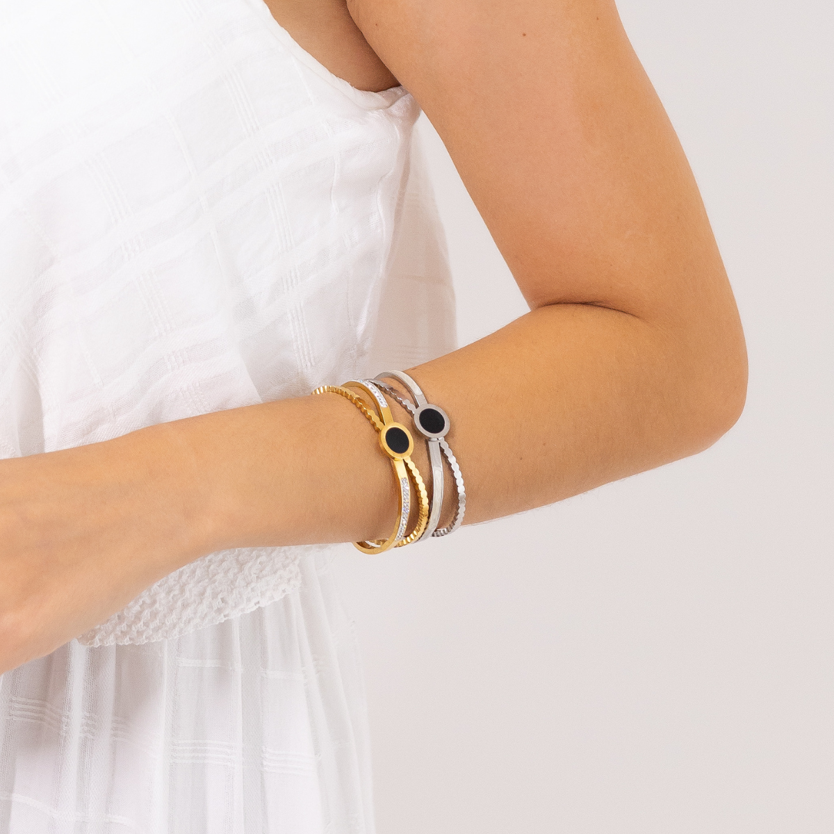 Bracelete Feminino Ônix Cravejado com Zircônias Banhado em Ouro 18K