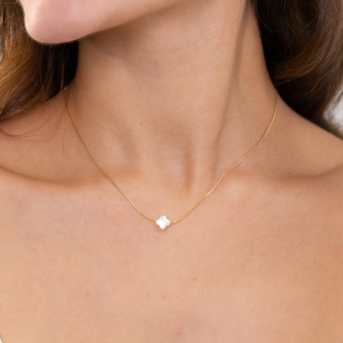 Colar Feminino Trevo Perolado Banhado em Ouro 18K