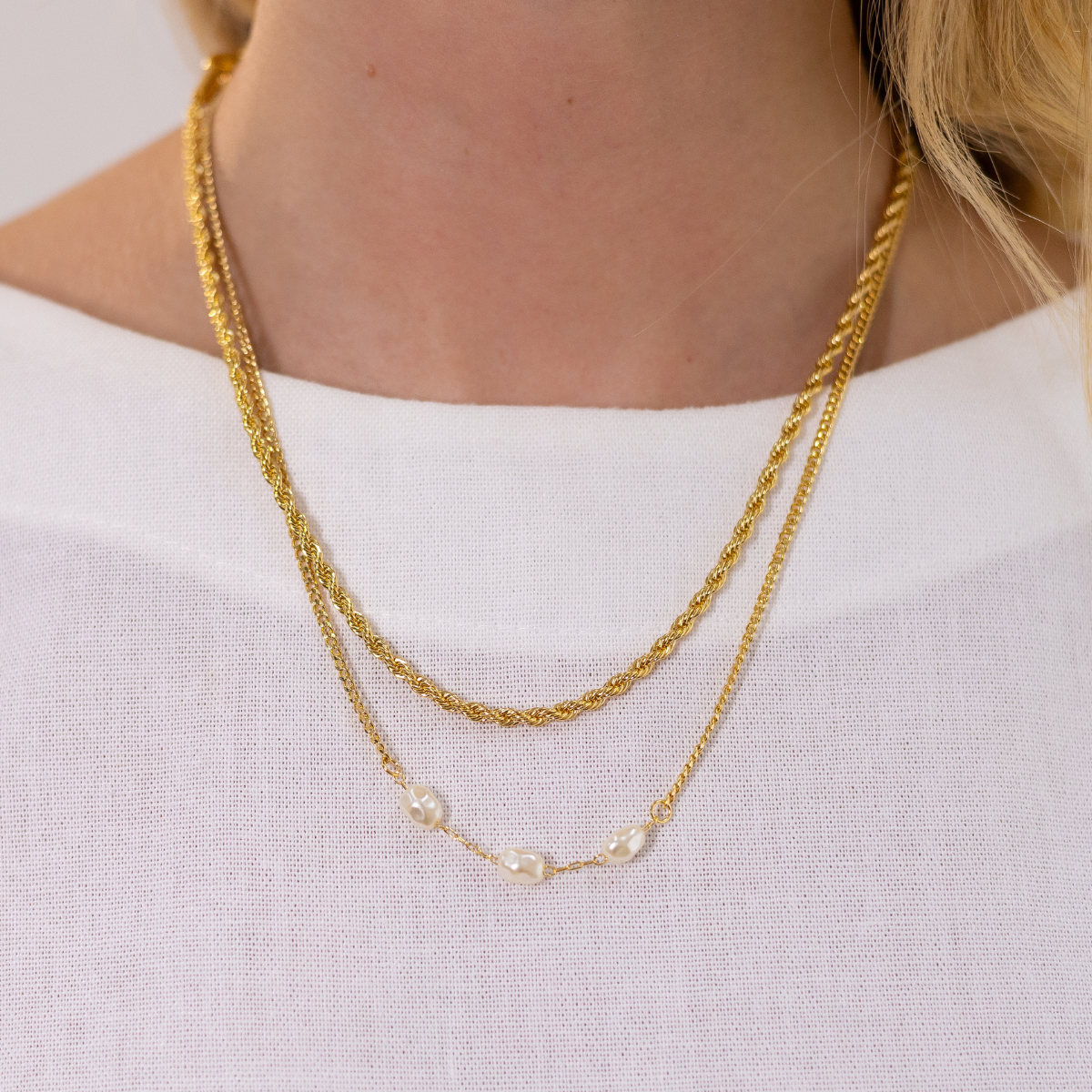 Colar Feminino Pérola Tripla Banhado em Ouro 18K