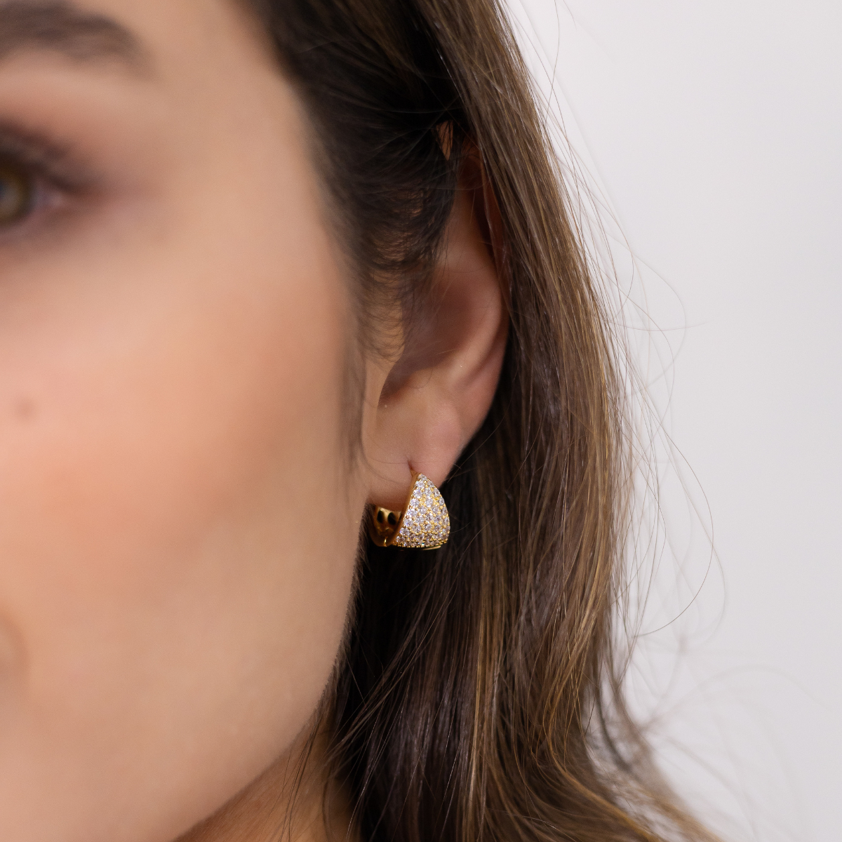 Brinco Feminino Argola Triangular Cravejado com Zircônias Banhado em Ouro 18K