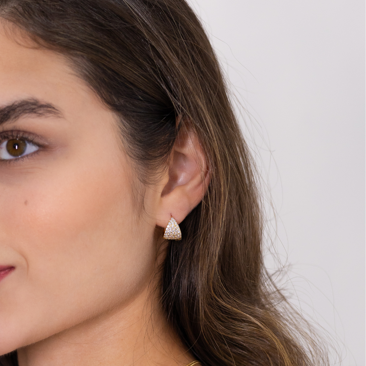Brinco Feminino Argola Triangular Cravejado com Zircônias Banhado em Ouro 18K