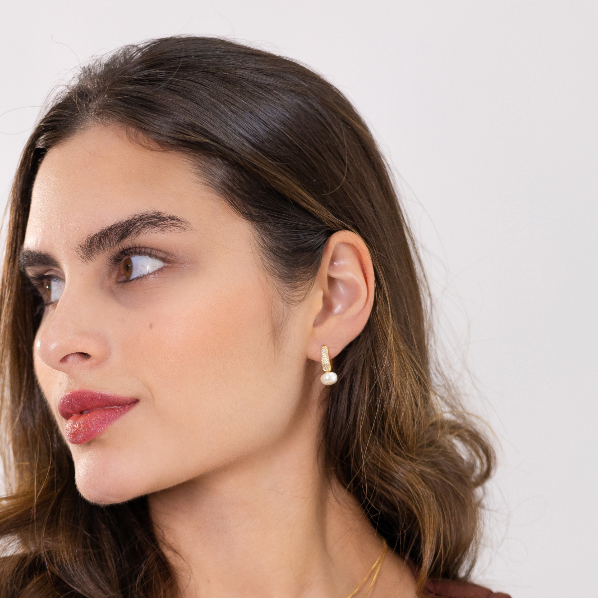 Brinco Feminino Perolado Cravejado com Zircônias Banhado em Ouro 18K