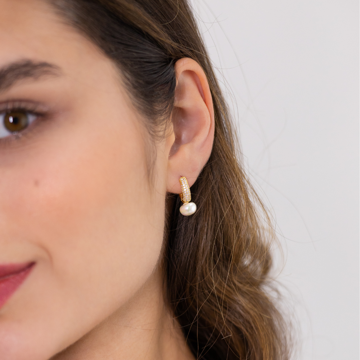 Brinco Feminino Perolado Cravejado com Zircônias Banhado em Ouro 18K