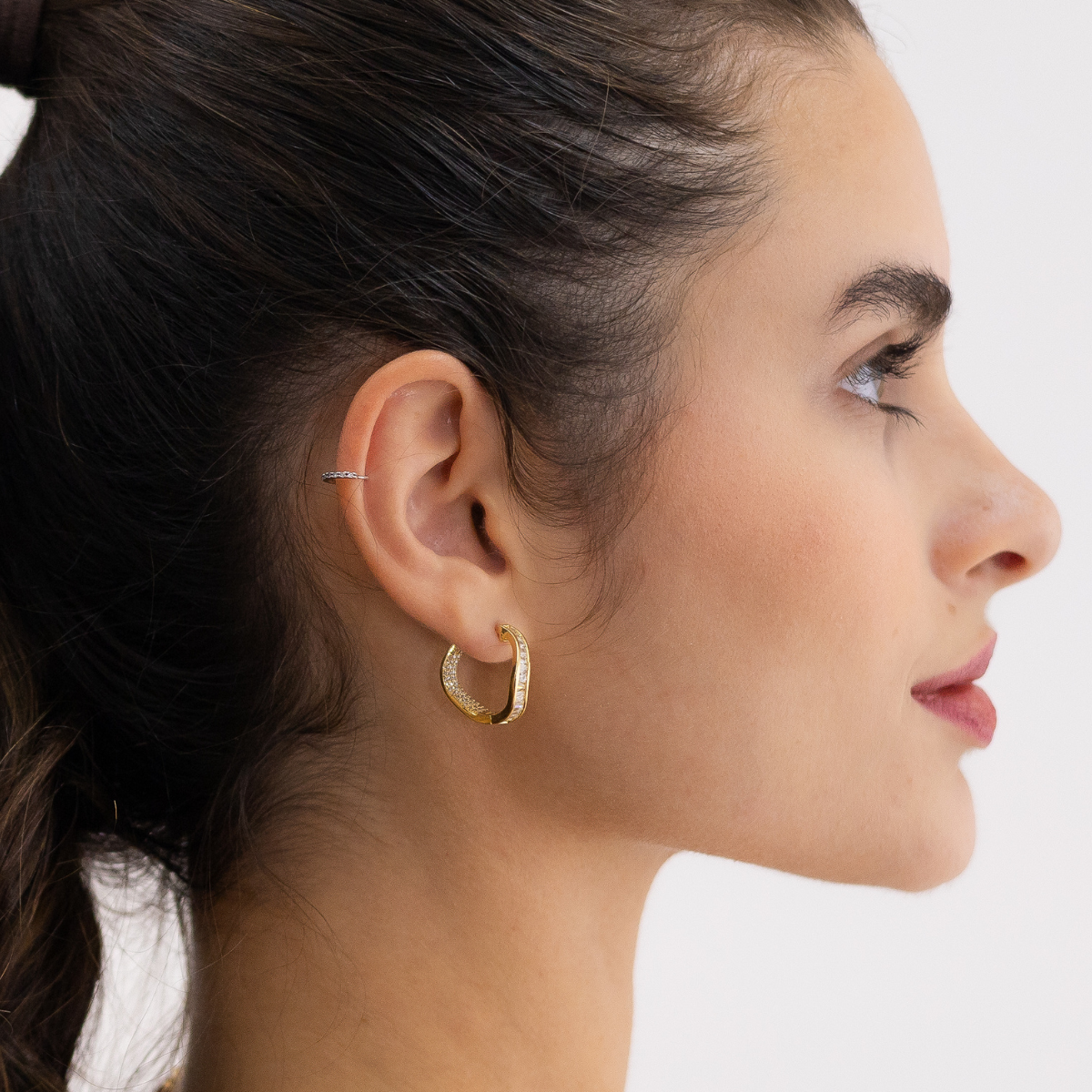 Brinco Feminino Argola Onda Espelhado Cravejado com Zircônias Banhado em Ouro 18K