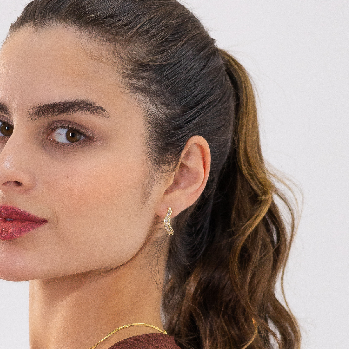 Brinco Feminino Argola Onda Espelhado Cravejado com Zircônias Banhado em Ouro 18K