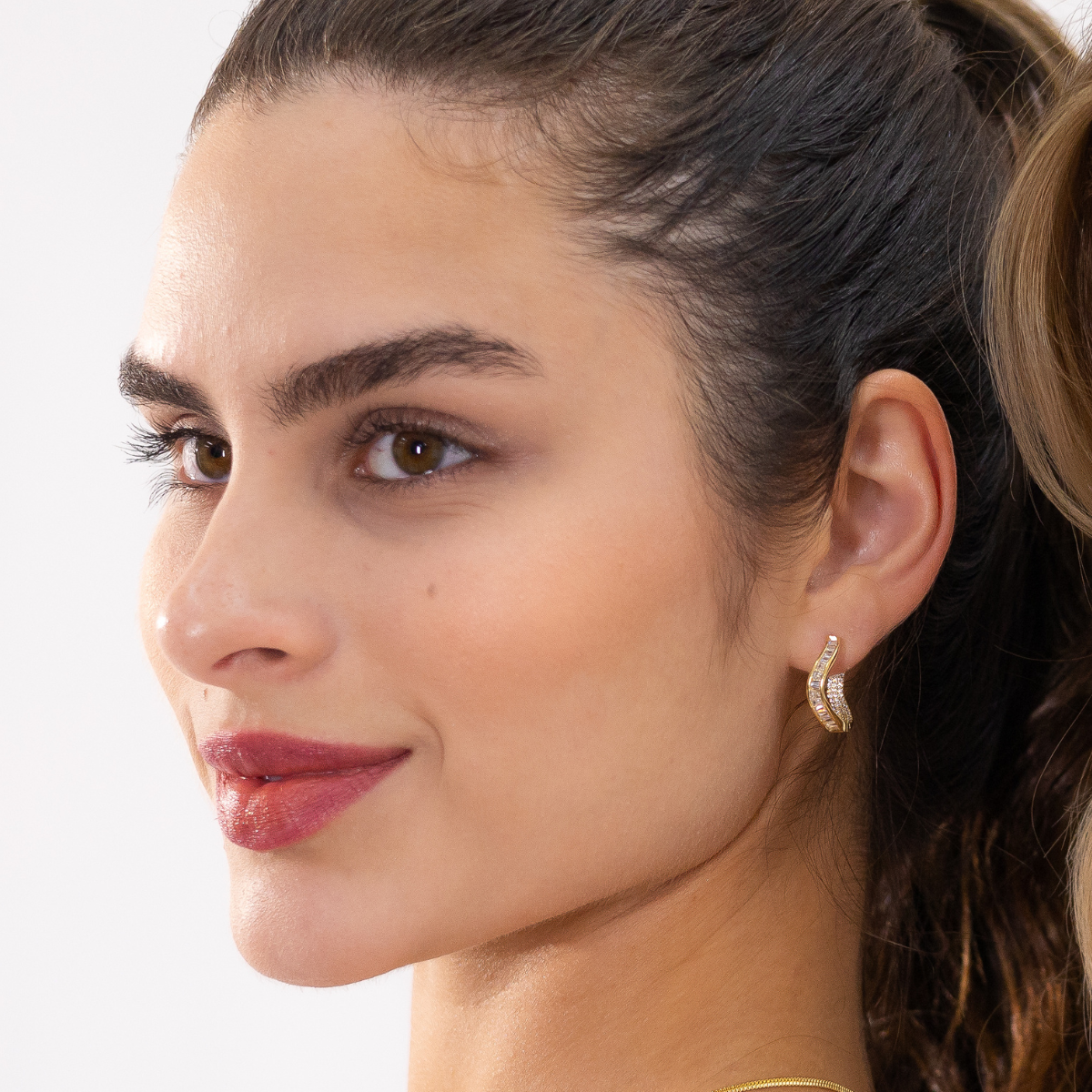 Brinco Feminino Argola Onda Espelhado Cravejado com Zircônias Banhado em Ouro 18K