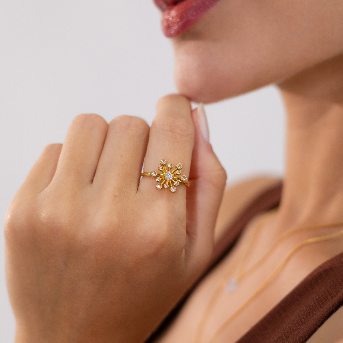 Anel Feminino Flor Cravejado com Zircônias Banhado em Ouro 18K