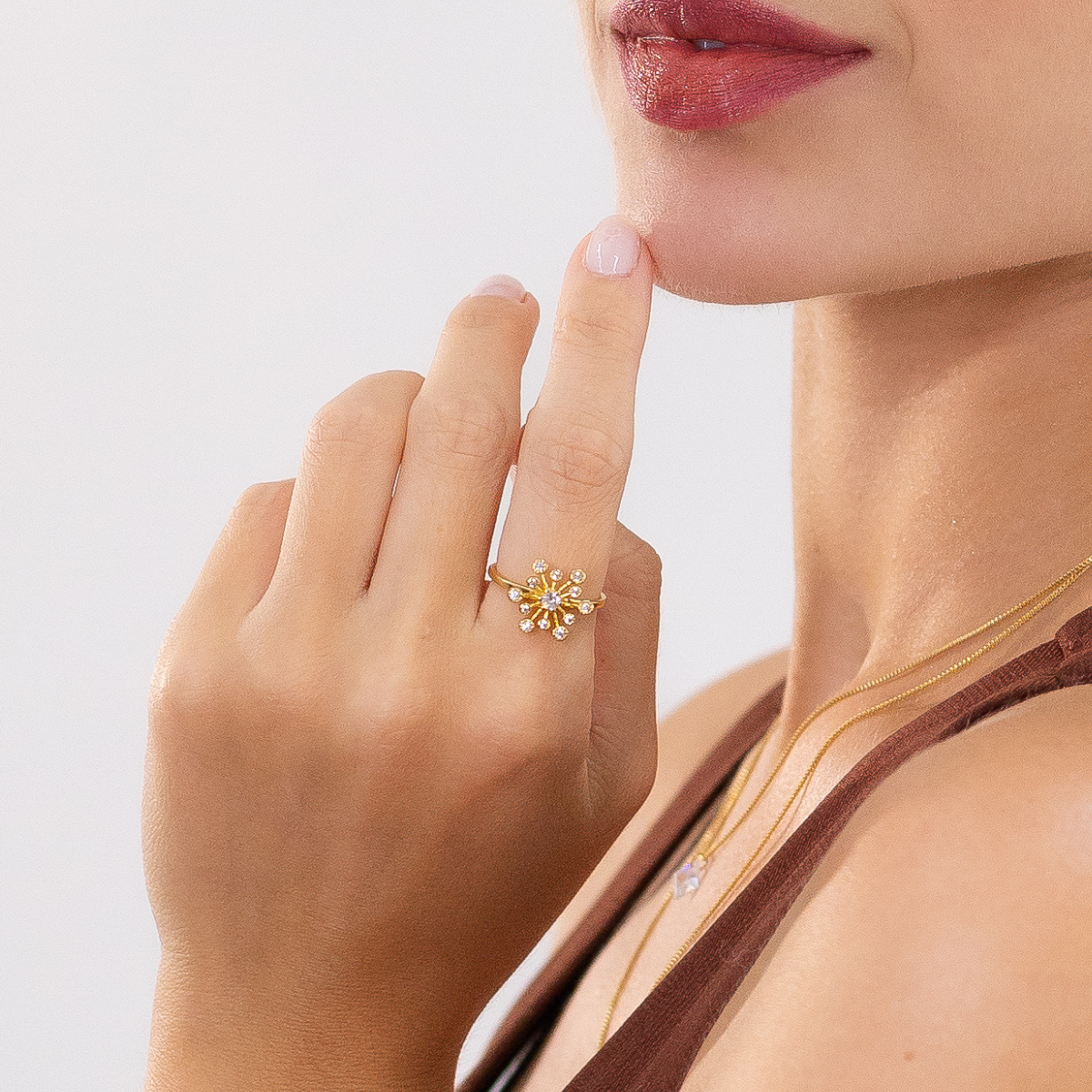 Anel Feminino Flor Cravejado com Zircônias Banhado em Ouro 18K