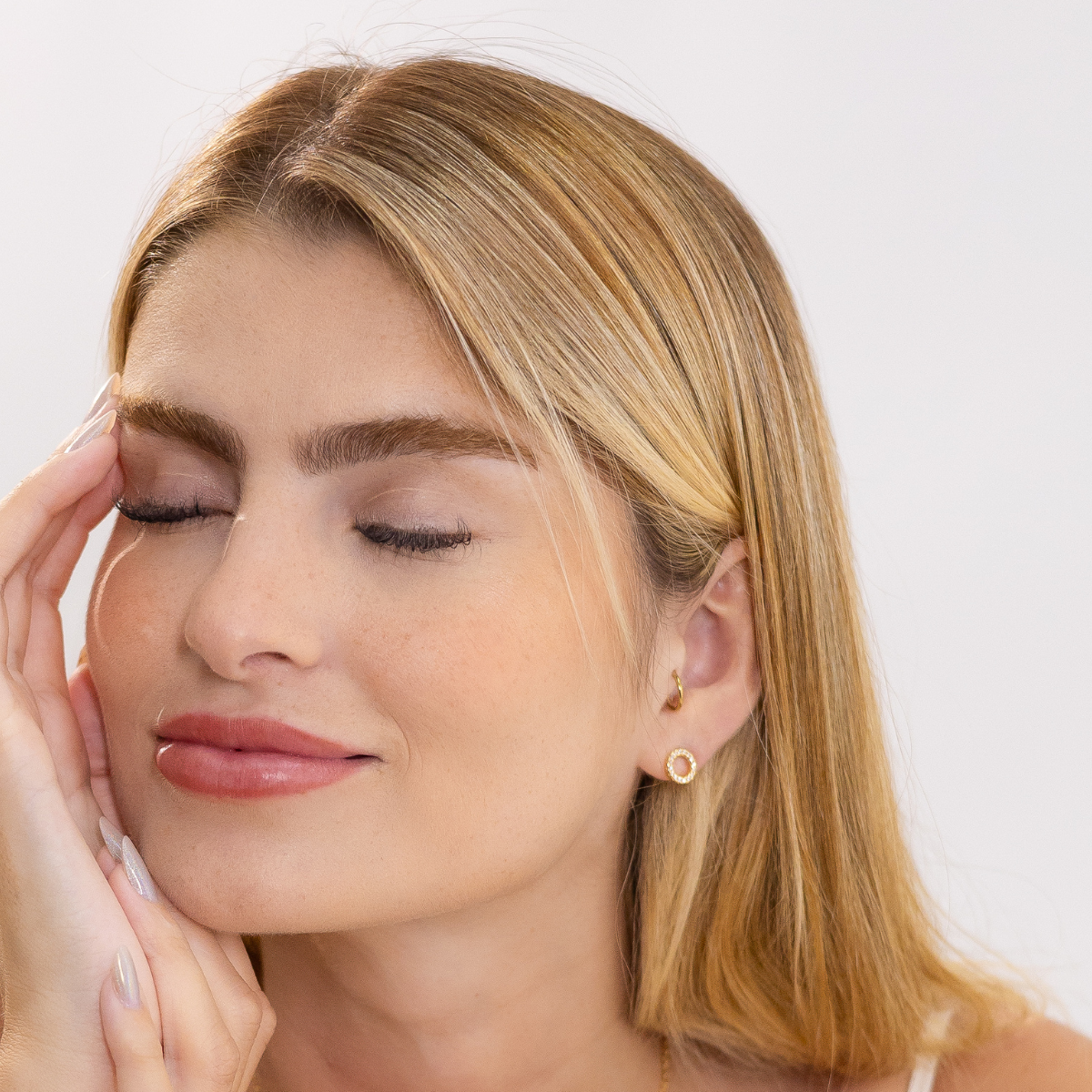 Brinco Feminino Círculo Cravejado com Zircônias Banhado em Ouro 18K