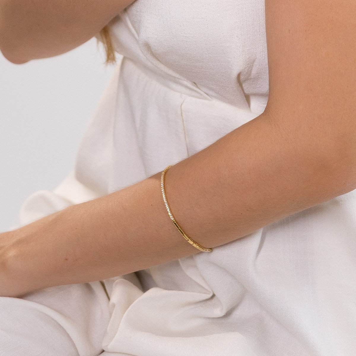 Pulseira Feminina Premium Elegance Slim Cravejada com Zircônias Banhado em Ouro 18K