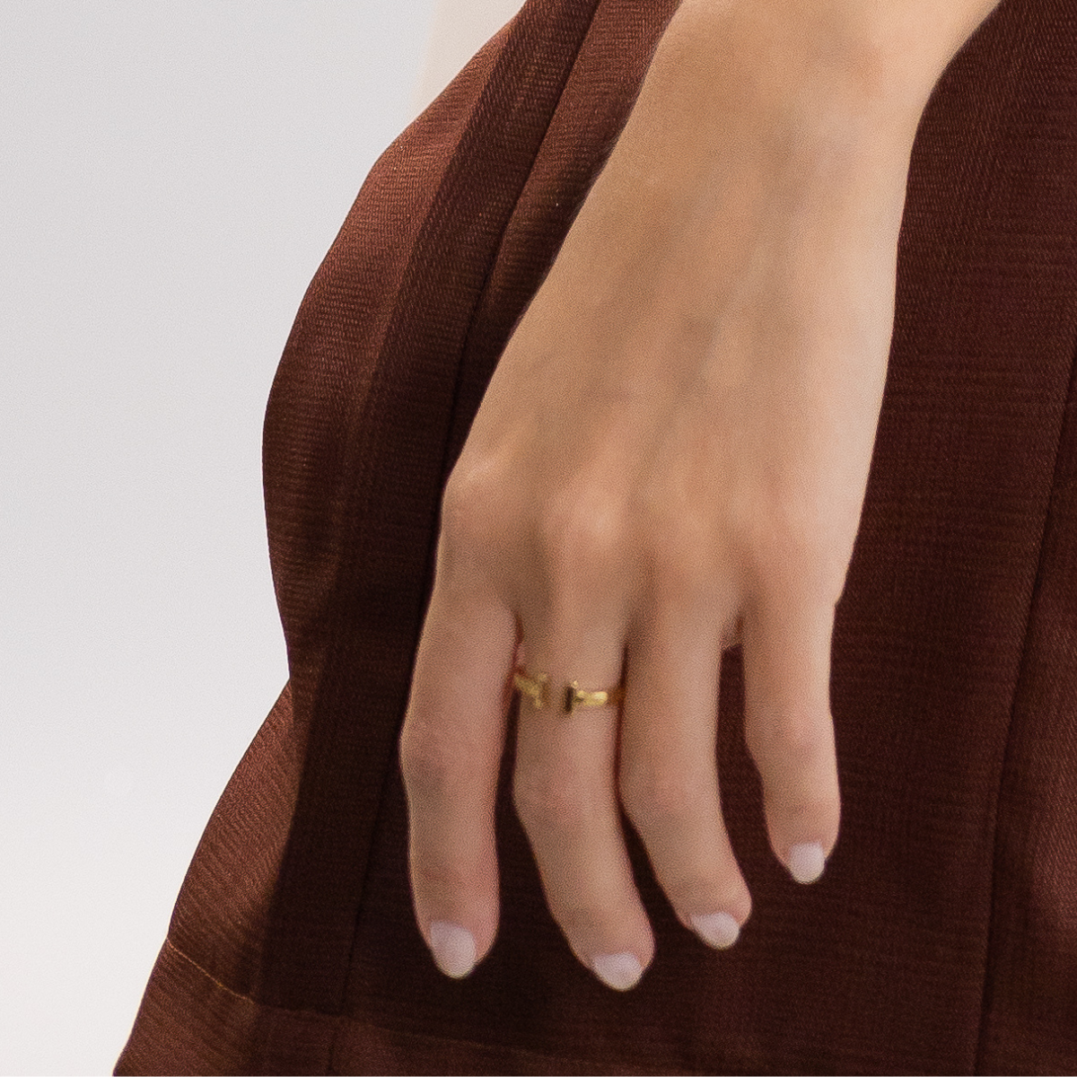 Anel Feminino Formato em T Cravejado com Zircônias Banhado em Ouro 18K