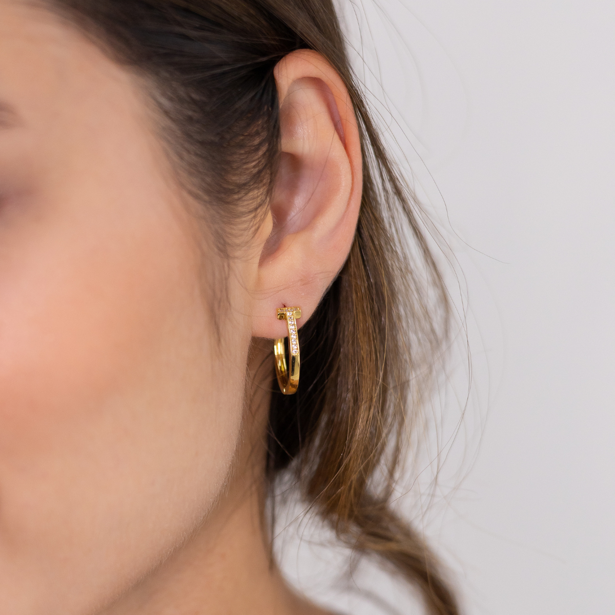 Brinco Feminino Argola Formato em T Cravejado com Zircônias Banhado em Ouro 18K